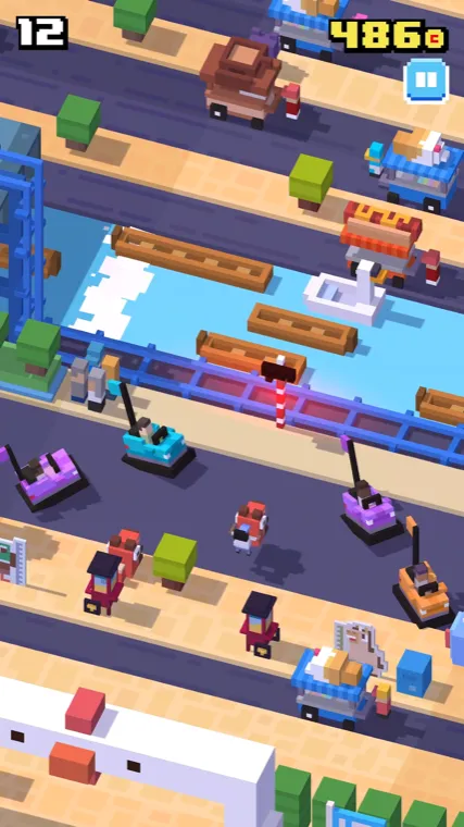 Schermata di gioco di Crossy Road: un personaggio a blocchi attraversa strade trafficate e un fiume con tronchi galleggianti, in stile voxel dall'alto.