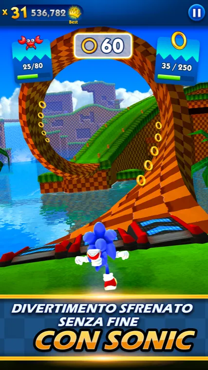 Schermata di gioco di Sonic Dash: Sonic corre verso un grande loop arancione con gli anelli d'oro davanti e le colline verdi sullo sfondo.